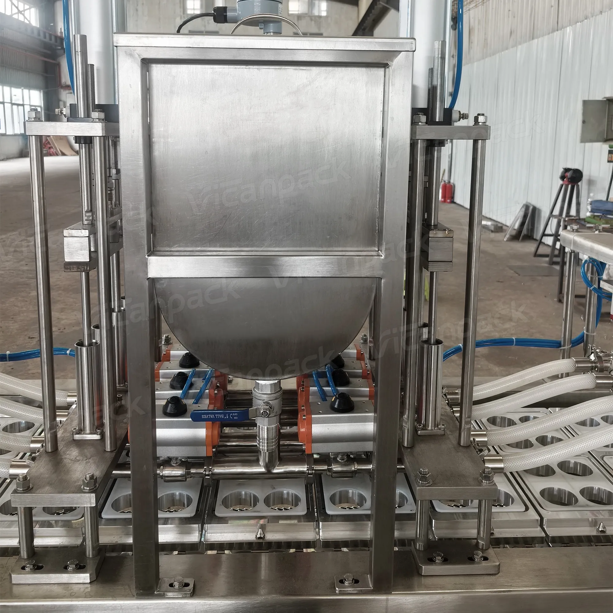 Máquina llenadora lineal de alta velocidad y totalmente automática para vasos con líquidos viscosos (helado / salsas) Máquina llenadora lineal de alta velocidad y totalmente automática para vasos con líquidos viscosos (helado / salsas)