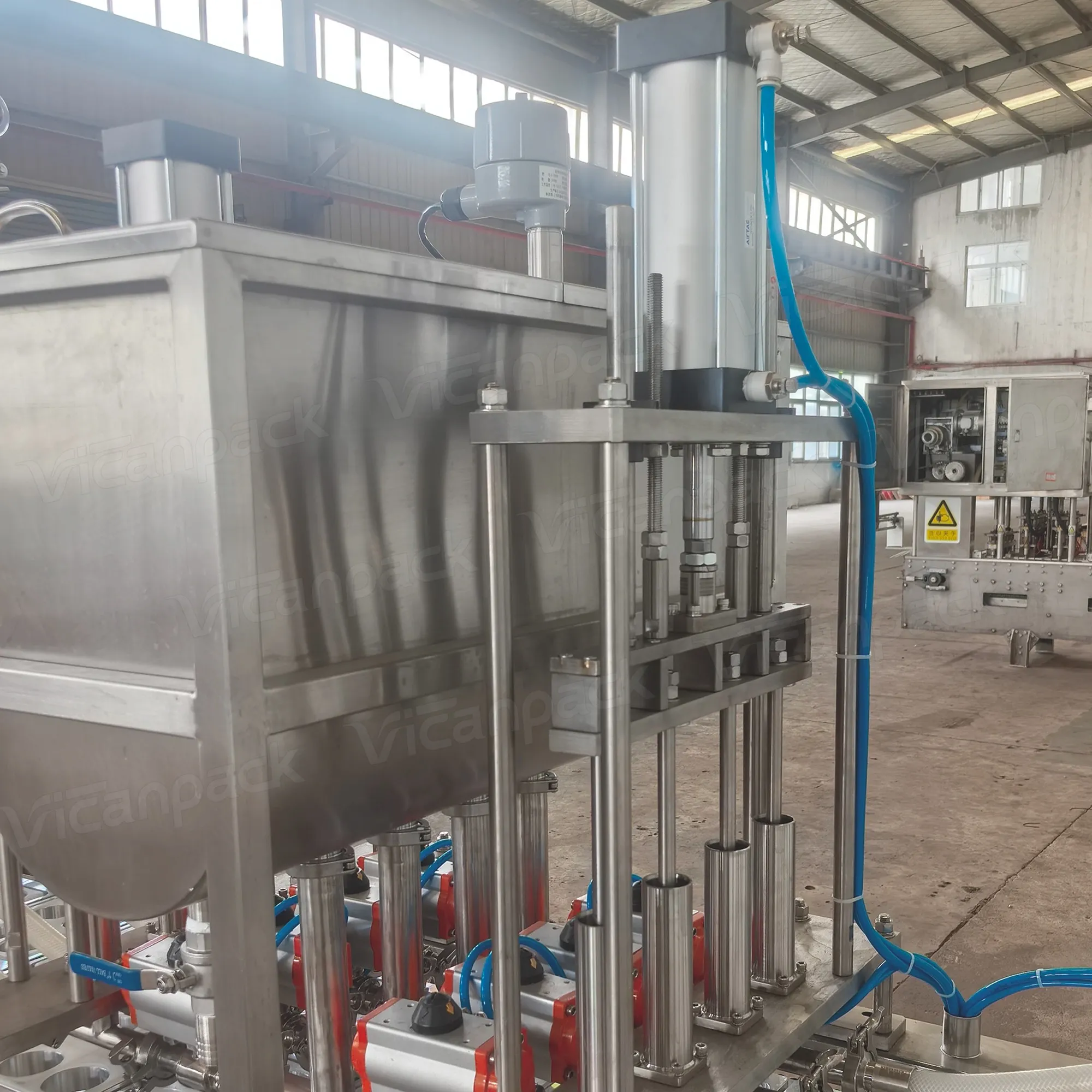 Máquina llenadora lineal de alta velocidad y totalmente automática para vasos con líquidos viscosos (helado / salsas) Máquina llenadora lineal de alta velocidad y totalmente automática para vasos con líquidos viscosos (helado / salsas)