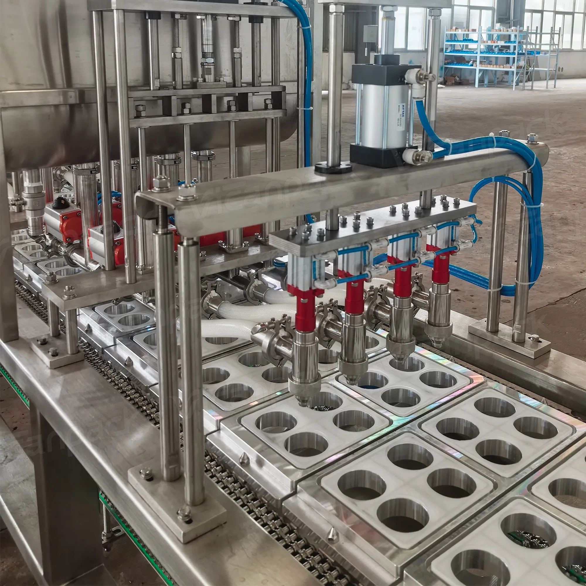 Máquina llenadora lineal de alta velocidad y totalmente automática para vasos con líquidos viscosos (helado / salsas) Máquina llenadora lineal de alta velocidad y totalmente automática para vasos con líquidos viscosos (helado / salsas)
