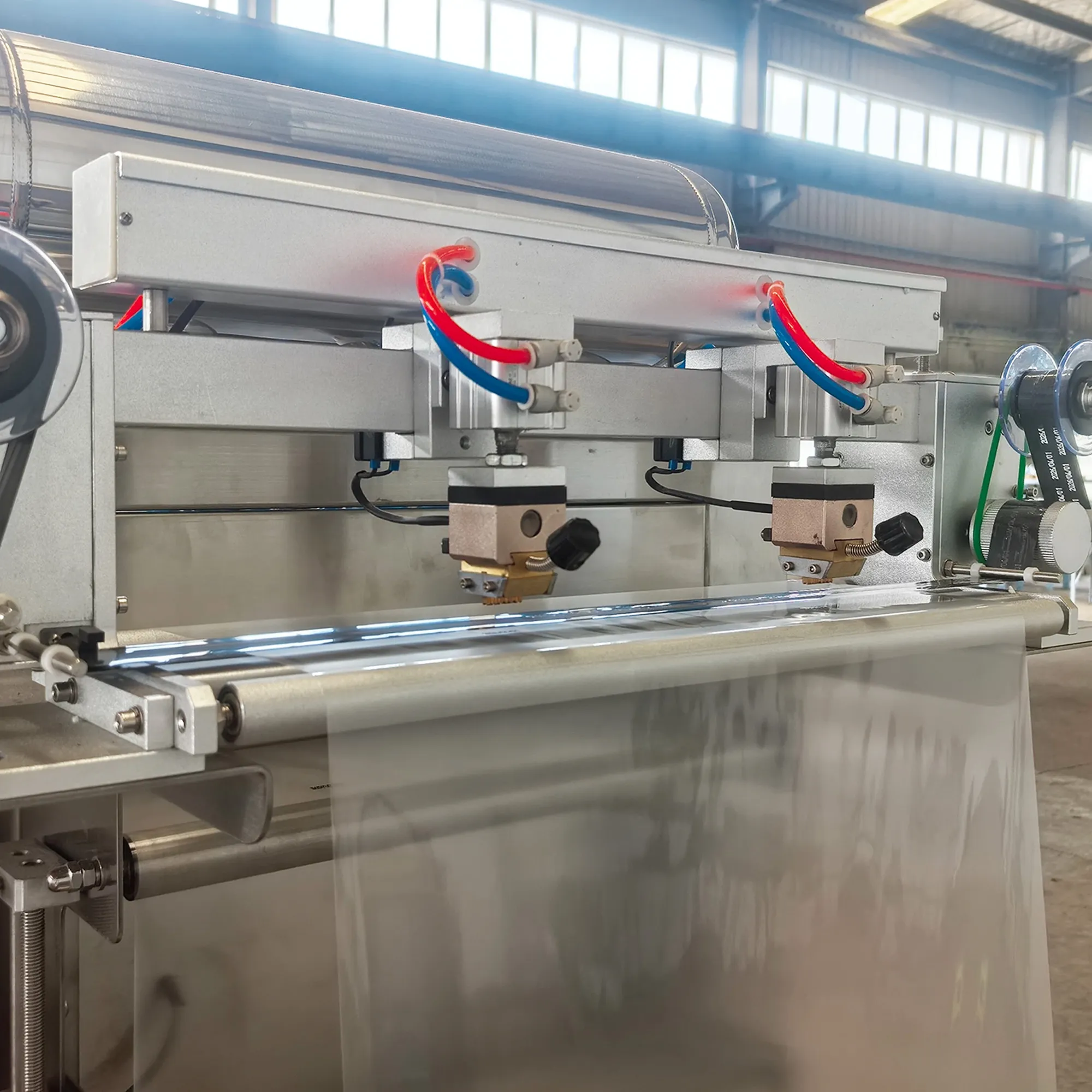 Máquina llenadora lineal de alta velocidad y totalmente automática para vasos con líquidos viscosos (helado / salsas) Máquina llenadora lineal de alta velocidad y totalmente automática para vasos con líquidos viscosos (helado / salsas)